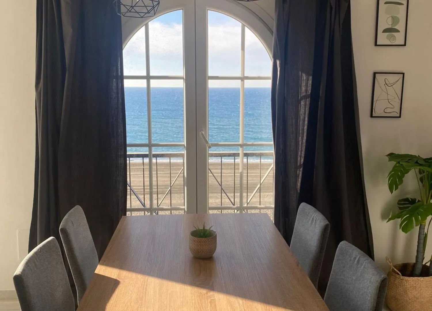 Apartamento Tres Habitaciones Primera Linea De Playa Rincón de la Victoria
