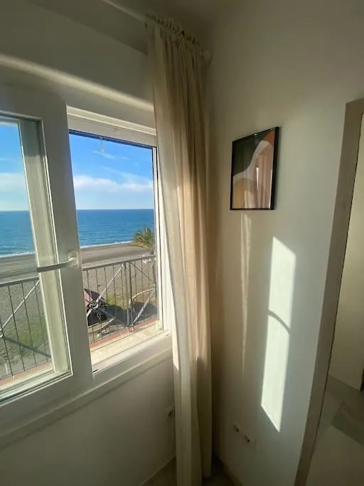 Apartamento Tres Habitaciones Primera Linea De Playa Rincón de la Victoria