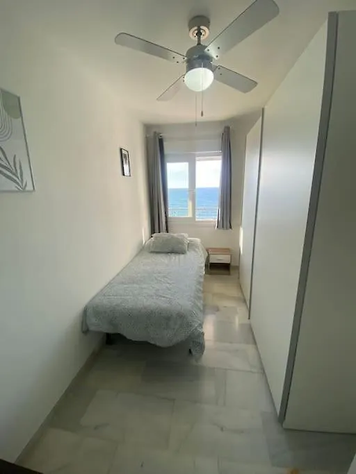 Apartamento Tres Habitaciones Primera Linea De Playa Rincón de la Victoria