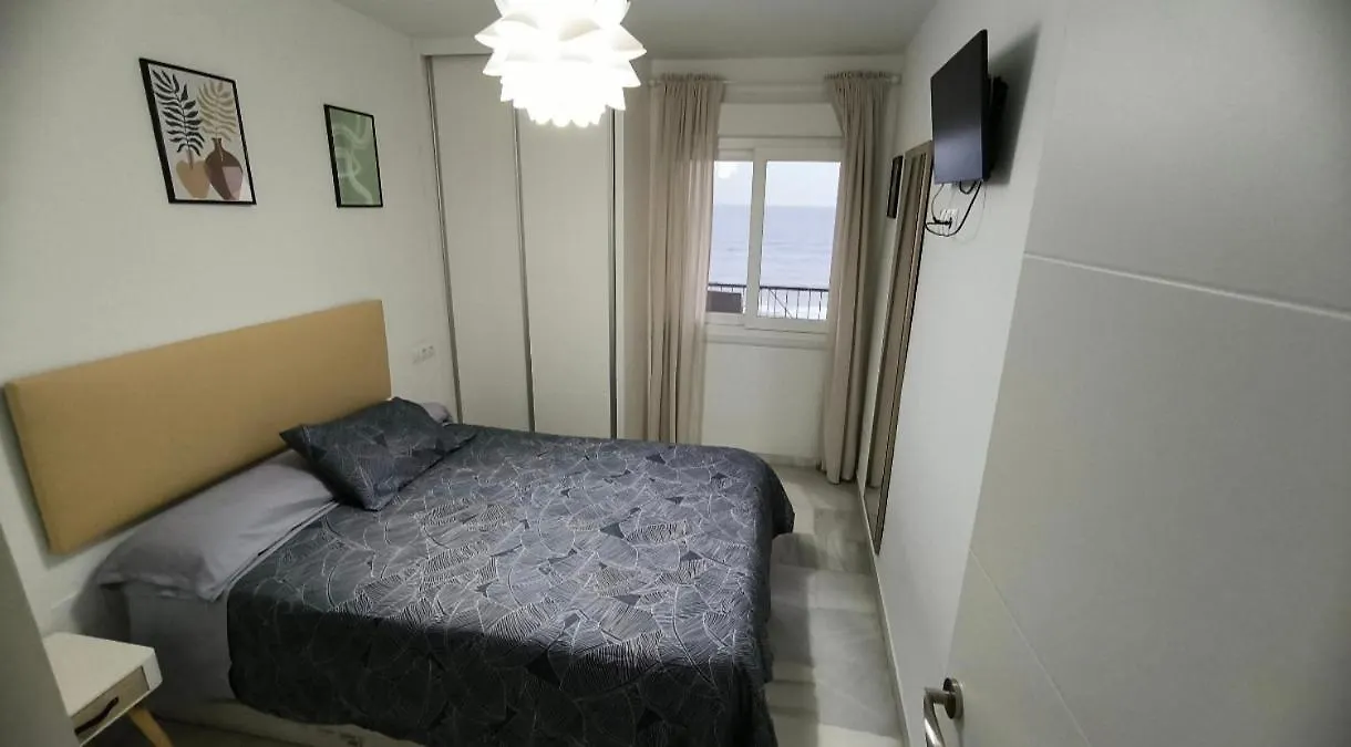 Apartamento Tres Habitaciones Primera Linea De Playa Rincón de la Victoria España