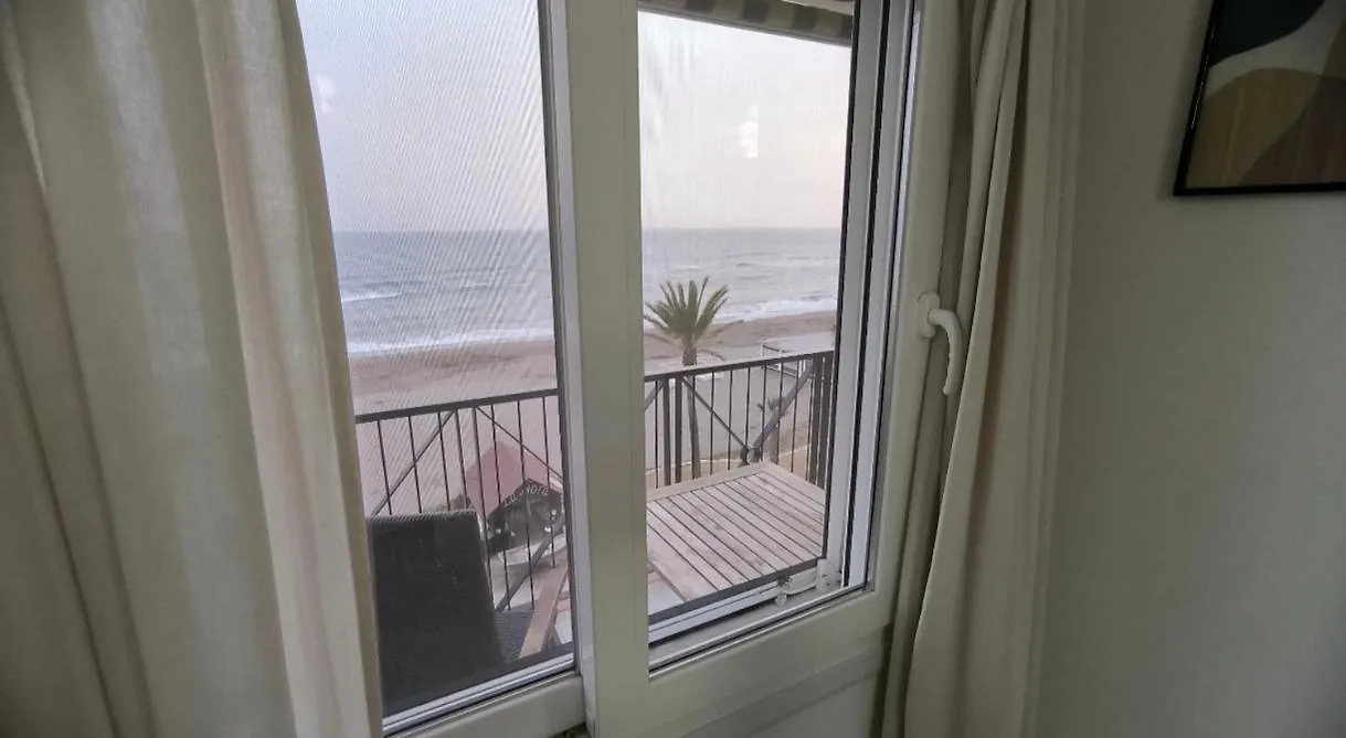 Apartamento Tres Habitaciones Primera Linea De Playa Rincón de la Victoria 0*,  España