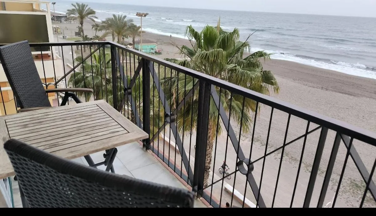Apartamento Tres Habitaciones Primera Linea De Playa Rincón de la Victoria